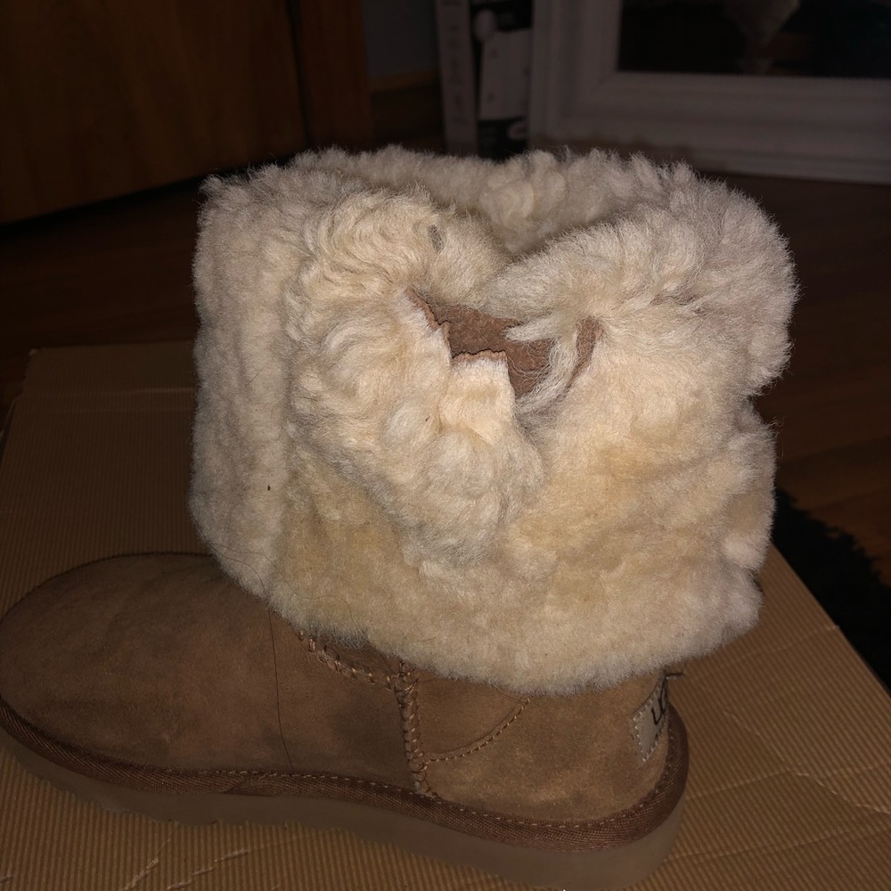 UGGS *damaged* - Picture 4 of 8